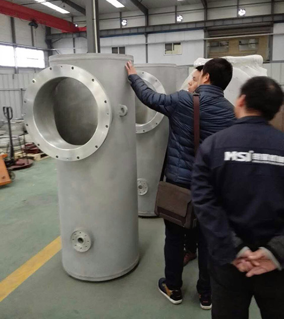客戶(hù)參觀我公司GIS殼體成品。